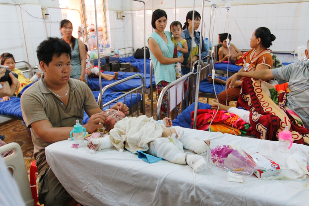 Vụ chồng đổ xăng thiêu vợ và con: Thêm một cháu bé tử vong